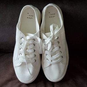 A new day women's white lace up shoe size 7.5